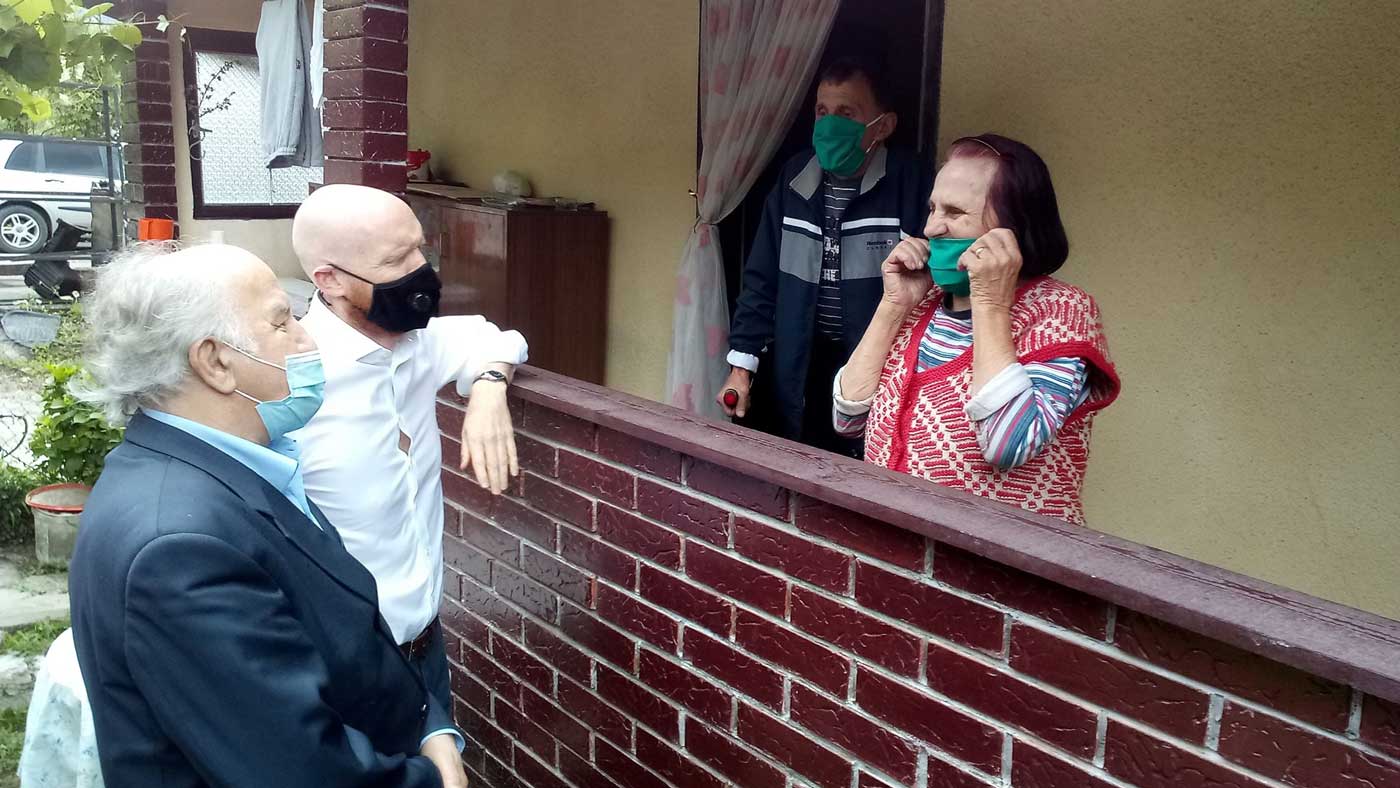Британски амбасадор Филд и начелник Машић уручили помоћ старим лицима